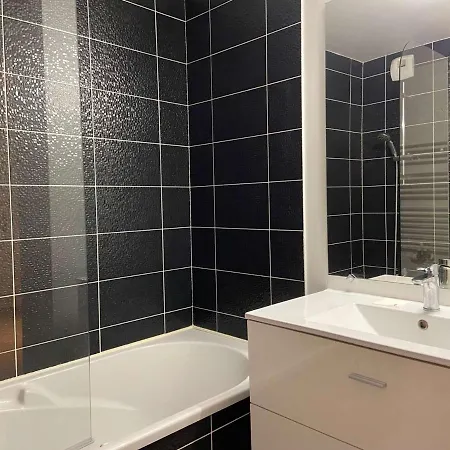 Beau T3 A Les Pins Avec Terrasse, Garage Et Proche Commerces - Fr-1-245-175 Apartmán